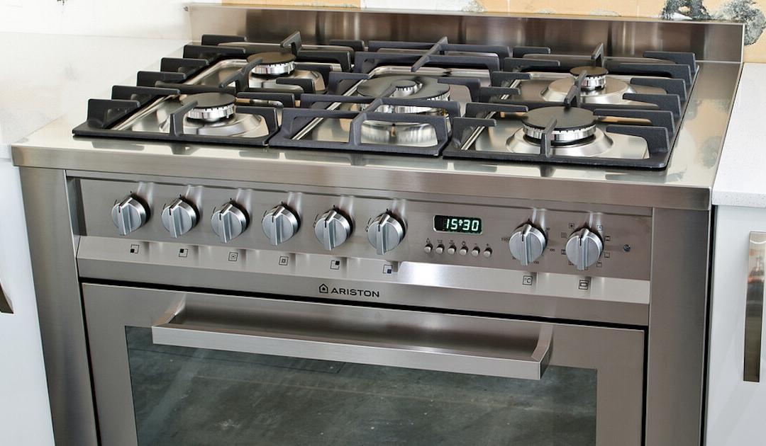 Nettoyage plaque de cuisson : 9 astuces pour enlever la graisse